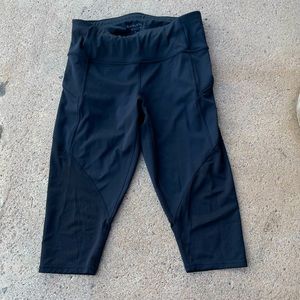 Athleta women’s mesh contender capri leggings size small- black